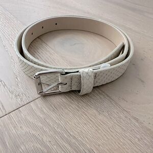 Banana Republic skinny cow leather belt, small